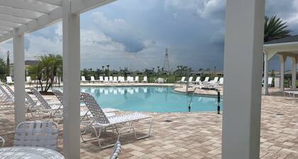 3/3 house in The Villages with pool/hot tub on pond/preserve