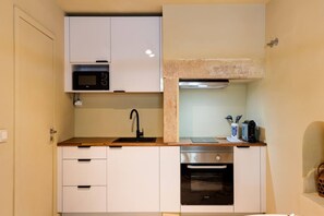 ثلاجة، ميكروويف، فرن، موقد طهي مسطح