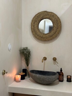 Dusche, Haartrockner, Handtücher, Toilettenpapier