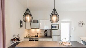 Wasserkocher mit Kaffee-/Teezubehör, Kühlschrank, Mikrowelle, Ofen