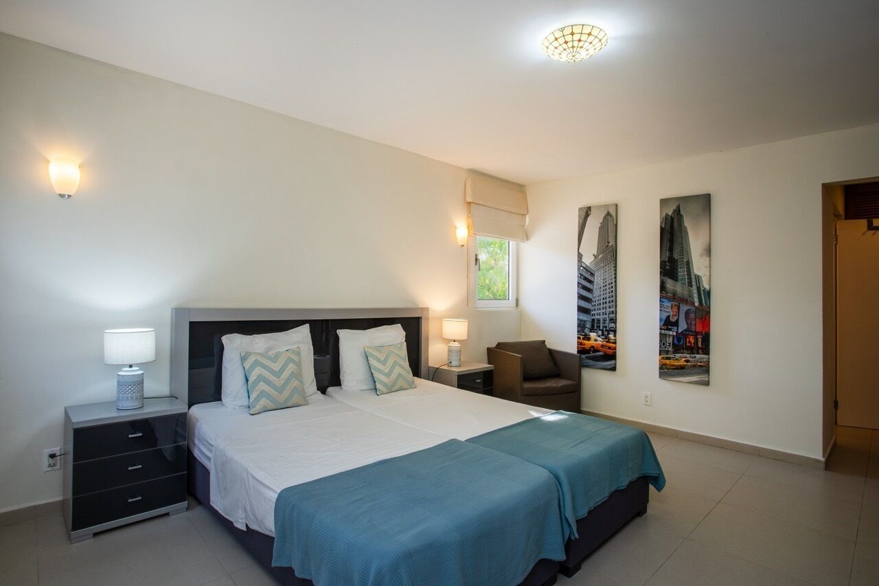 5 bedrooms, iron/ironing board, internet, bed sheets