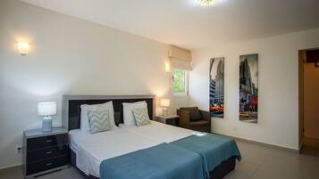 5 bedrooms, iron/ironing board, internet, bed sheets