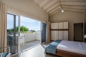 مكواة/لوح كي وخدمة الإنترنت وملاءات أسرّة