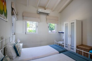 5 bedrooms, iron/ironing board, Internet, bed sheets