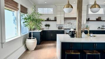 Køleskab, mikrobølgeovn, ovn, kogeplade