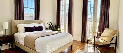 4 chambres, bureau, fer et planche à repasser, lit de bébé portatif