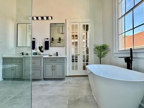Regadera, tina de hidromasaje, secadora de cabello, bidet 