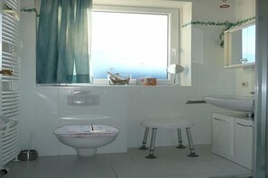 Shower, hair dryer - Ferienwohnung in St. Peter-Ording (St. Peter-Ording)