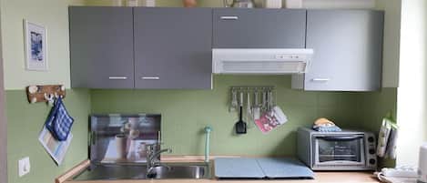 Coffee/tea maker, fridge, microwave, oven