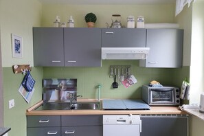Coffee/tea maker, fridge, microwave, oven - Ferienwohnung in St. Peter-Ording (St. Peter-Ording)