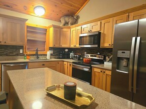 Private kitchen - Trophy Ridge Lodge - 4 bed/3 bath- outdoor hot tub- Game room (Lynxville)