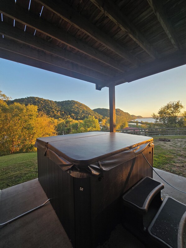 Terrace/patio - Trophy Ridge Lodge - 4 bed/3 bath- outdoor hot tub- Game room (Lynxville)