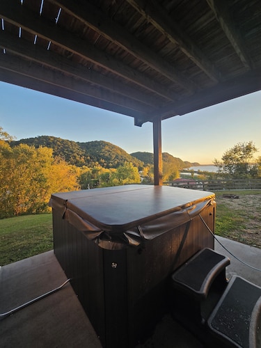 Trophy Ridge Lodge - 4 bed/3 bath- outdoor hot tub- Game room