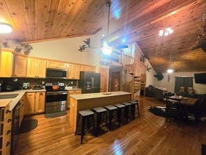 Private kitchen - Trophy Ridge Lodge - 4 bed/3 bath- outdoor hot tub- Game room (Lynxville)