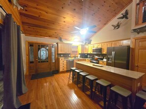 Private kitchen - Trophy Ridge Lodge - 4 bed/3 bath- outdoor hot tub- Game room (Lynxville)