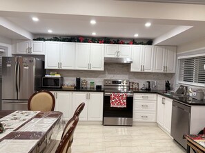 Køleskab, mikrobølgeovn, ovn, kogeplade