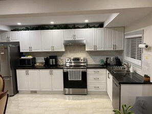 Køleskab, mikrobølgeovn, ovn, kogeplade