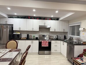 Coffee/tea maker, fridge, microwave, oven - Family stay near Niagara Falls (Niagara Falls)