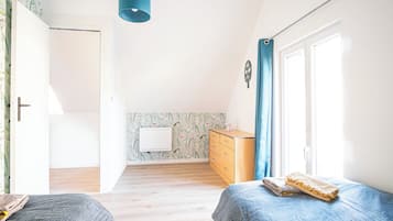 Travel cot, free WiFi, bed sheets