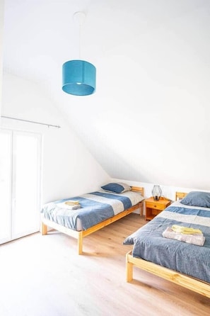 2 bedrooms, travel crib, free WiFi, bed sheets