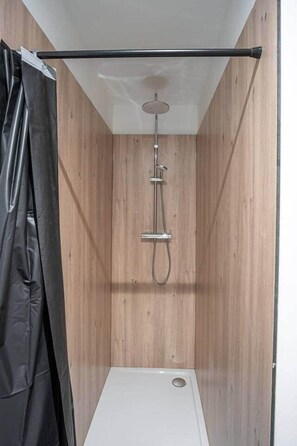 Regadera, amenidades de baño ecológicas, secadora de cabello, toallas 