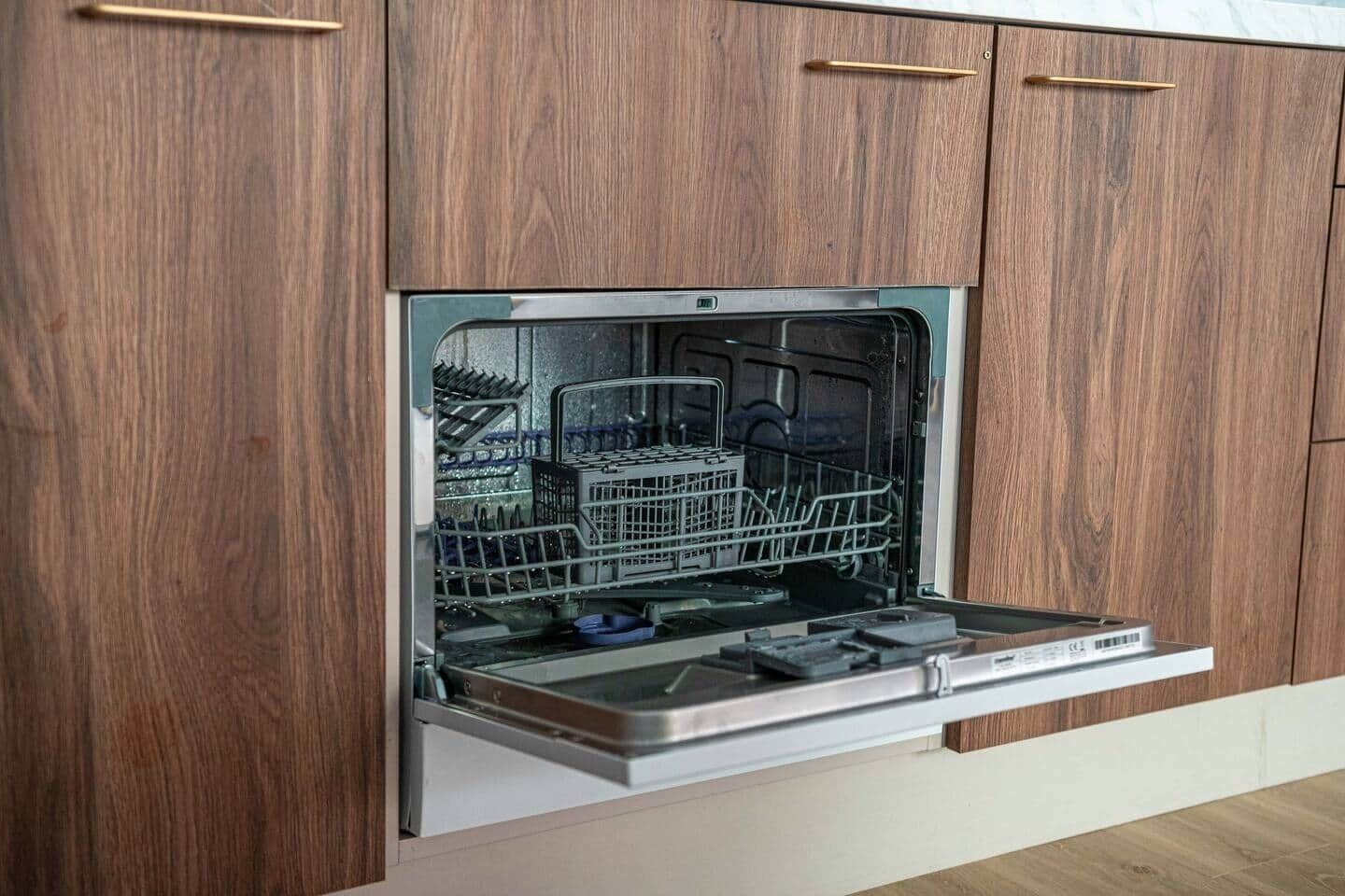 Une cuisine moderne avec des meubles en bois et un lave-vaisselle encastré.