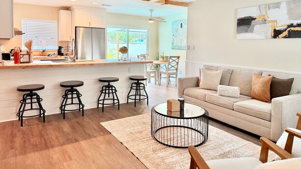 TV - Modern Oasis with Pool + Putting Green (Pinellas Park)