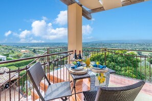 Outdoor dining - La Casa del Vagabondo – Panoramic Villa with Pool near Syracuse (Belvedere)