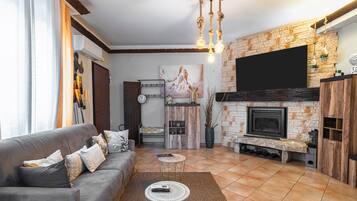 Televisión y chimenea
