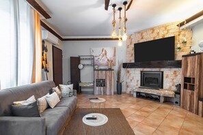 TV, fireplace