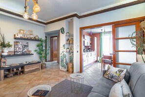 TV, fireplace - La Casa del Vagabondo – Panoramic Villa with Pool near Syracuse (Belvedere)