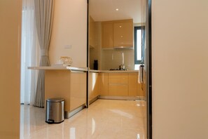 Een microgolfoven, een oven, een kookplaat