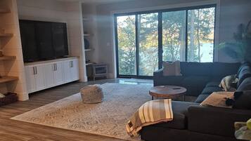 Een smart-tv, een open haard, tafelvoetbal en boeken