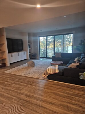 TV connectée, cheminée, baby-foot, livres