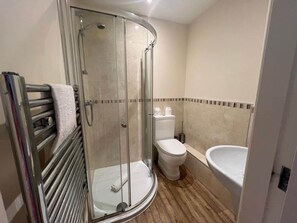 Hair dryer, towels, soap, shampoo - Pet Friendly - Victoria Apartment in Matlock (Matlock)