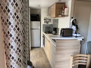 Mobile Unterkunft | Eigene Küche | Kühlschrank, Mikrowelle, Ofen, Kochgeschirr/Geschirr/Besteck