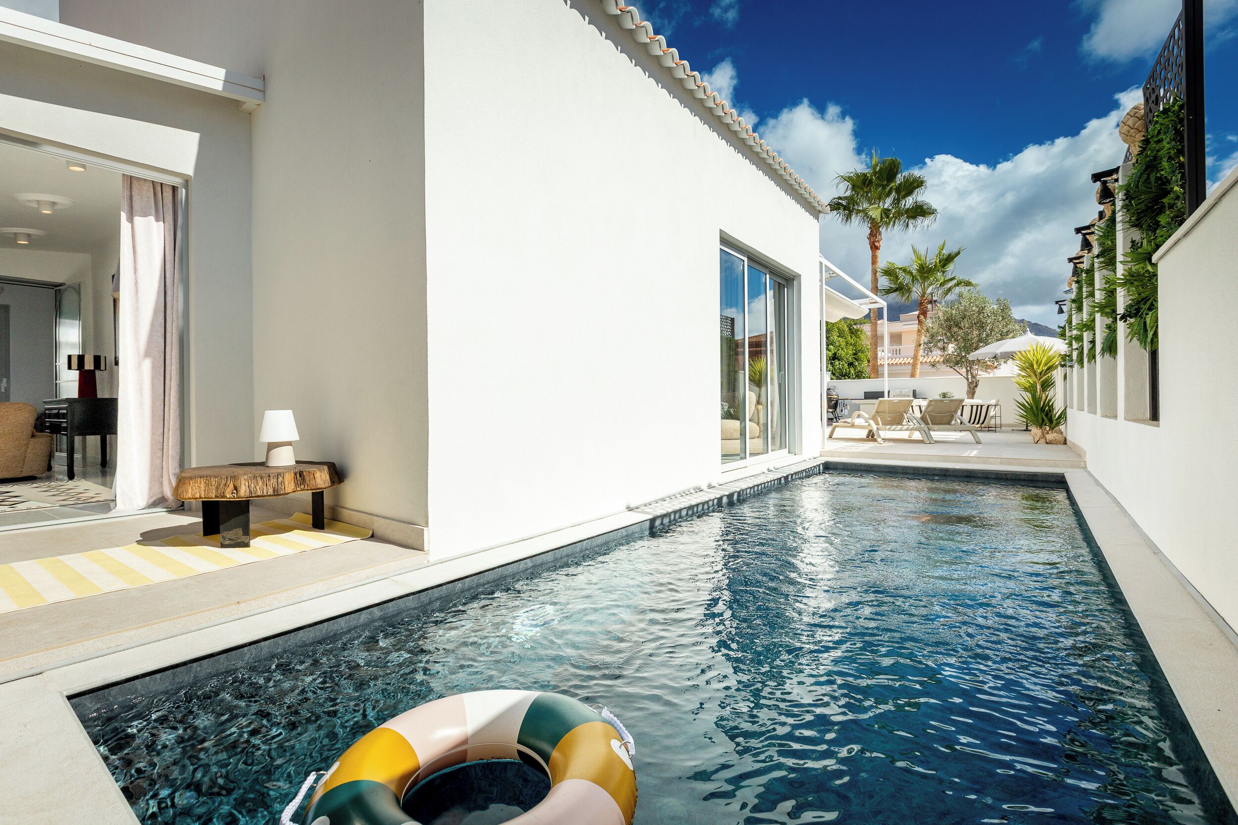 Een buitenzwembad en een verwarmd zwembad