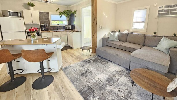 Eine moderne Wohnung mit Küche, Essbereich und Wohnzimmer.