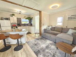 Un appartement moderne comprenant une cuisine, un coin repas et un salon.