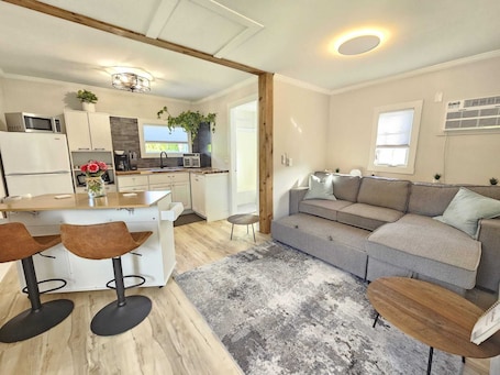 TV, fireplace. Carriage house with pool, hot tub.Close to golfing, Greenway , wineries , lake.