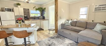 Carriage house W/HotTub Close to Ski Hill & Snowmobile, Greenway , wineries.