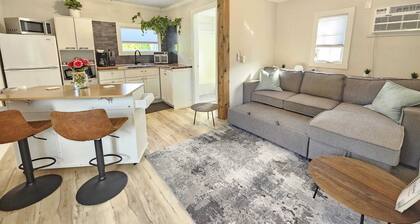 Carriage house W/HotTub Close to Ski Hill & Snowmobile, Greenway , wineries.