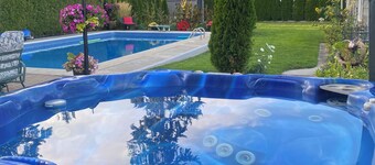 Carriage house W/HotTub Close to Ski Hill & Snowmobile, Greenway , wineries.