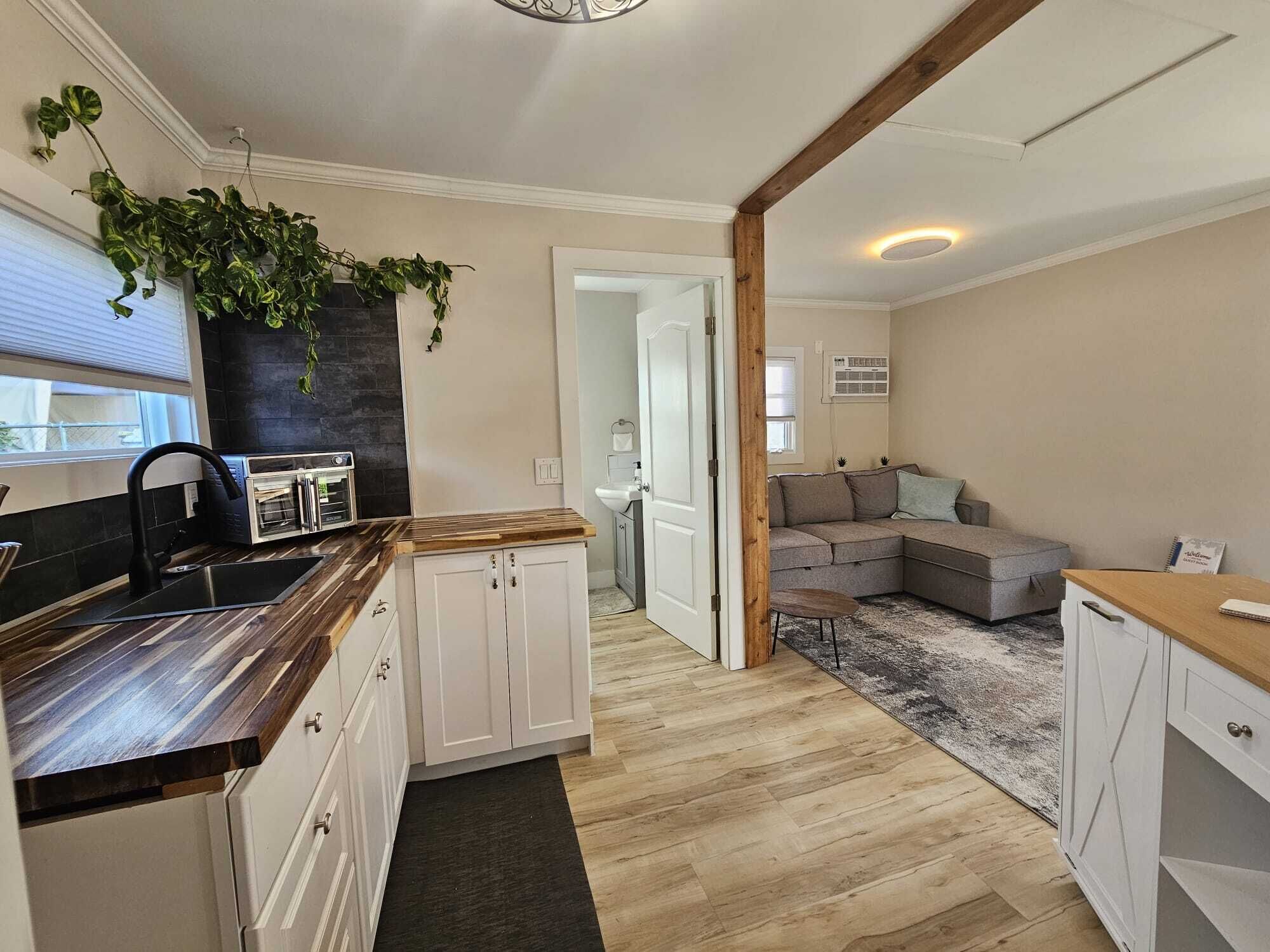 Carriage House With Pool, Hot Tub.close To Golfing, Greenway , Wineries , Lake. - Kelowna