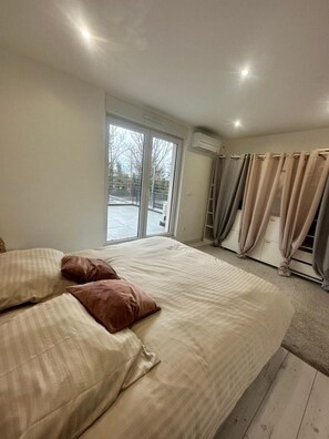 3 bedrooms, iron/ironing board, WiFi, bed sheets