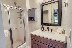 Douche, séchoir à cheveux, serviettes fournies