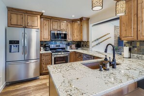Fridge, microwave, oven, stovetop - Ski/Golf Duplex-Pond Views, Base of Mtn, Close to Lifts (Copper Mountain)