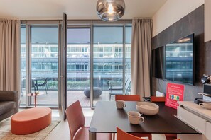 基本公寓 | 起居區 | 30-公分電視，提供衛星頻道