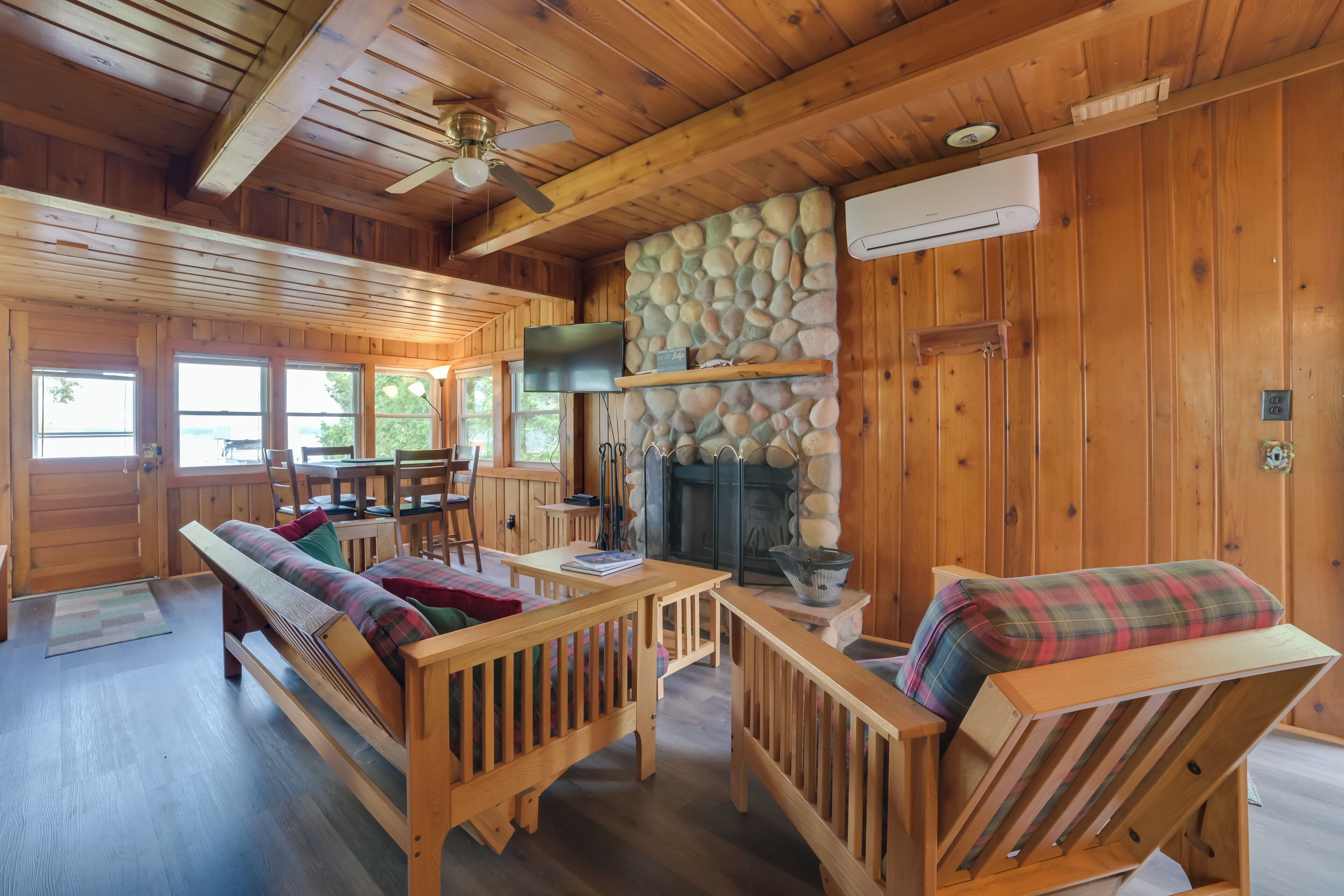 电视、壁炉、立体声音响