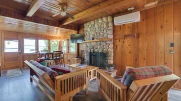 Télévision, cheminée, chaîne hi-fi